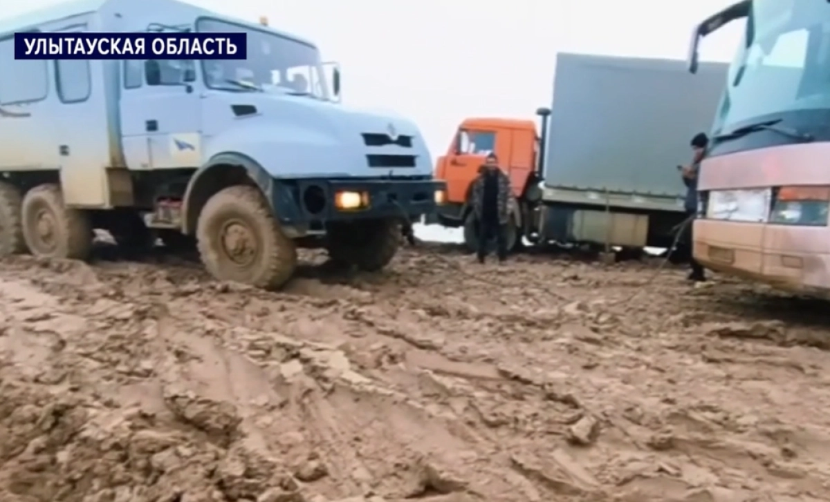 На самой разбитой дороге в Казахстане за два дня застряло около 100 авто