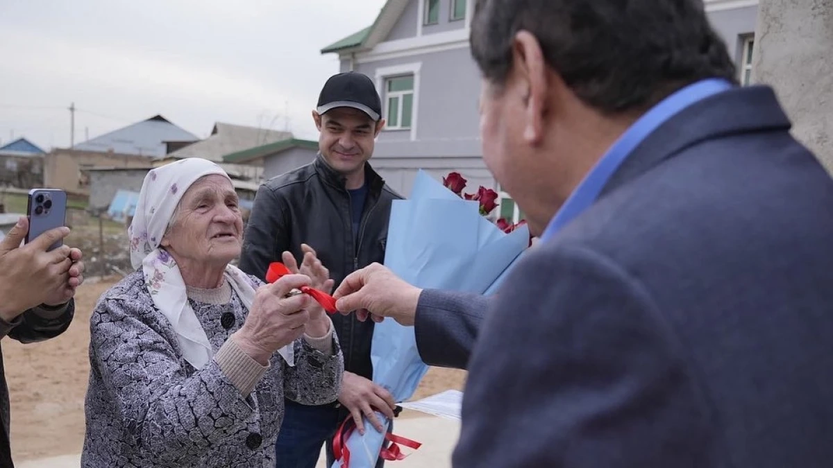 Пенсионерке, чей дом затопило нечистотами, подарили жилье в Шымкенте