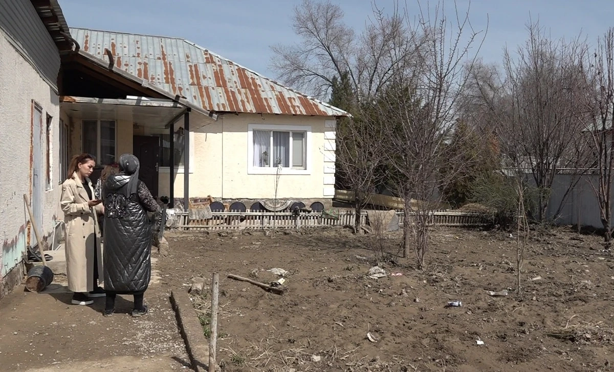 В Алматинской области улицу затопило отходами