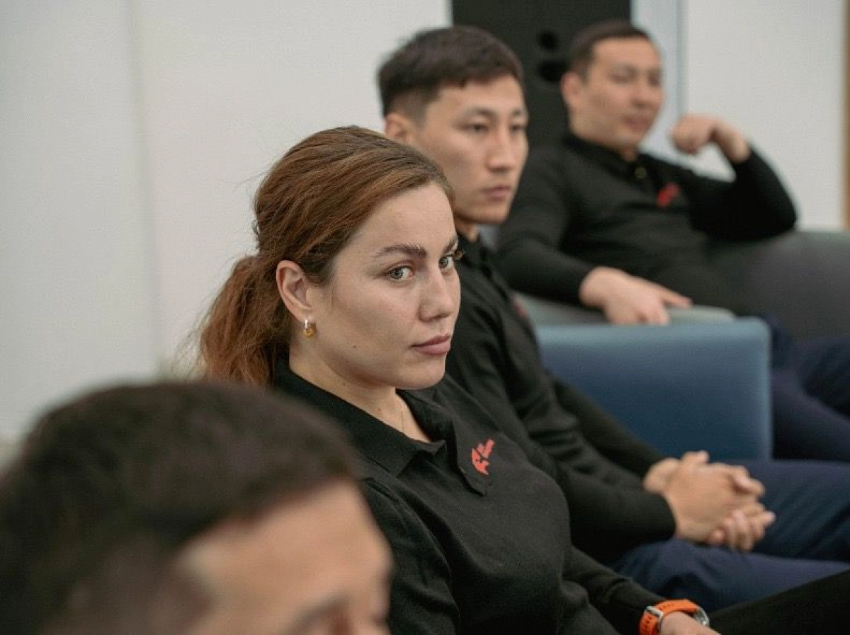 Фируза Шарипова Фируза Шарипова провела дуэль взглядов с с абсолютной чемпионкой мира