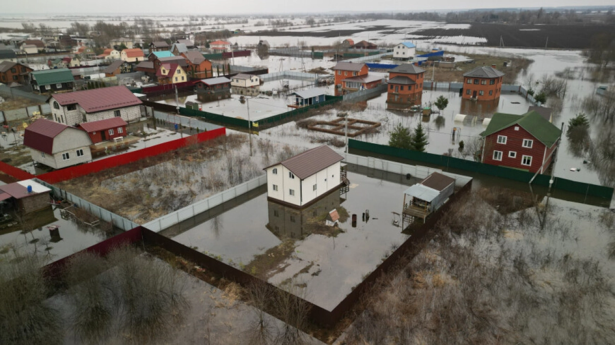 Запрет посещать дачи до снижения уровня воды в реке введен в тюменском Ишиме