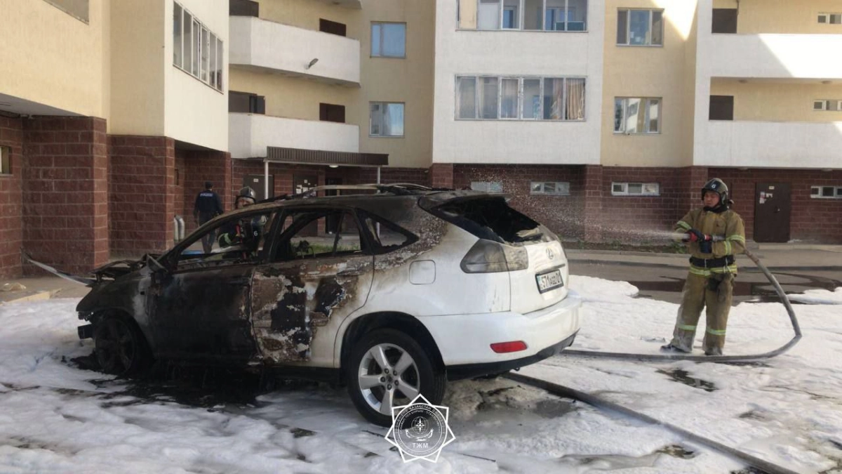 Легковушка почти полностью сгорела во дворе Астаны