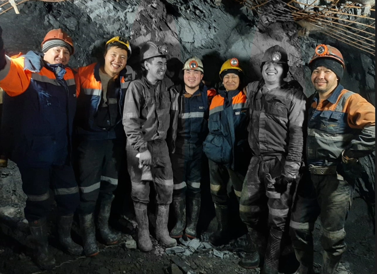 На фото: сотрудники шахты (первый слева — выживший Азамат Камбаров, третий слева — погибший Айбат Бакытов, второй справа — погибший Айдын Кенесбаев
