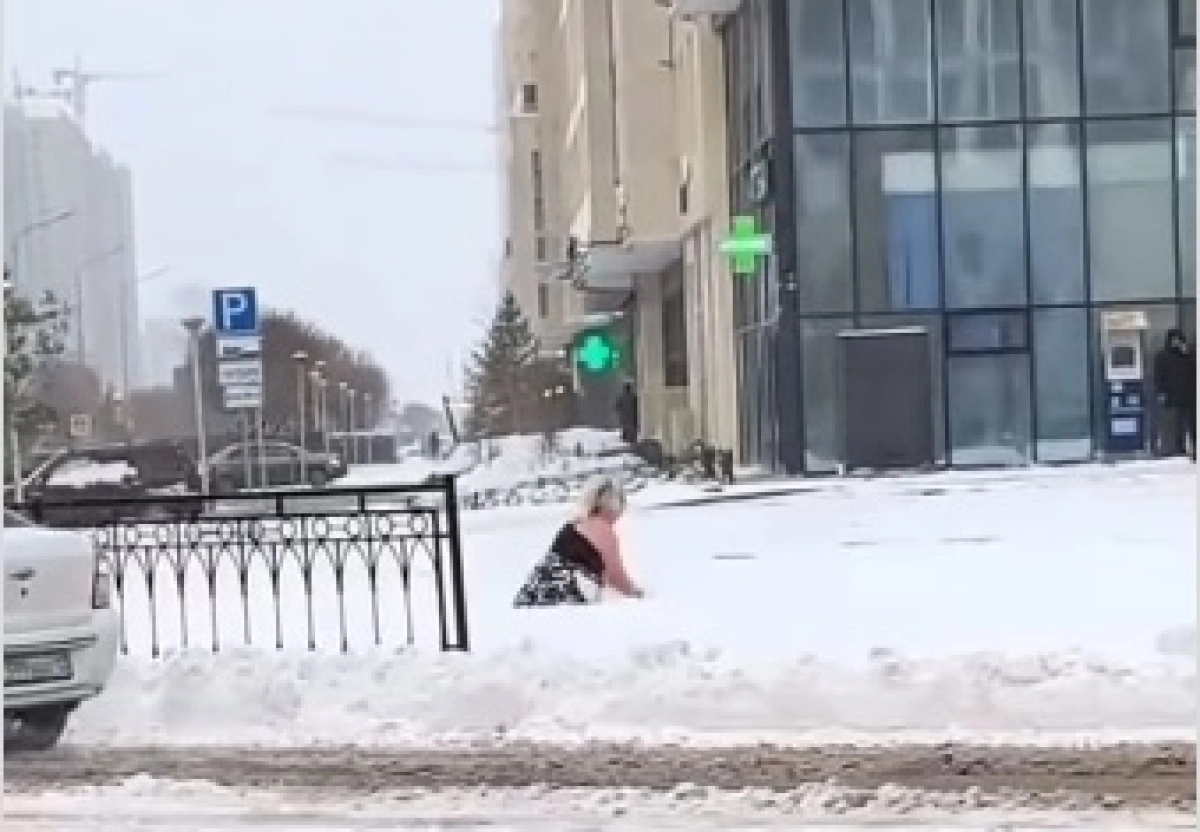 Астанчанка искупалась в сугробе в минусовую погоду – видео