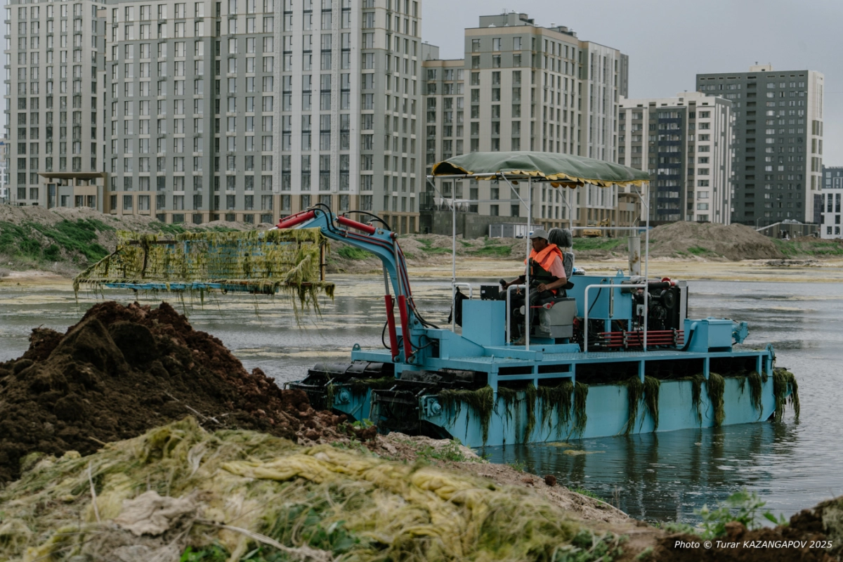 Жалаңаш, боялған жезөкшенің фотосы