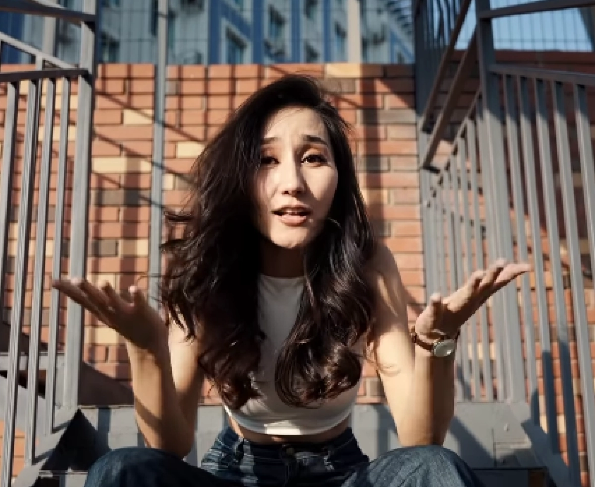 Жас кеуделі ресейлік брюнеткамен секс