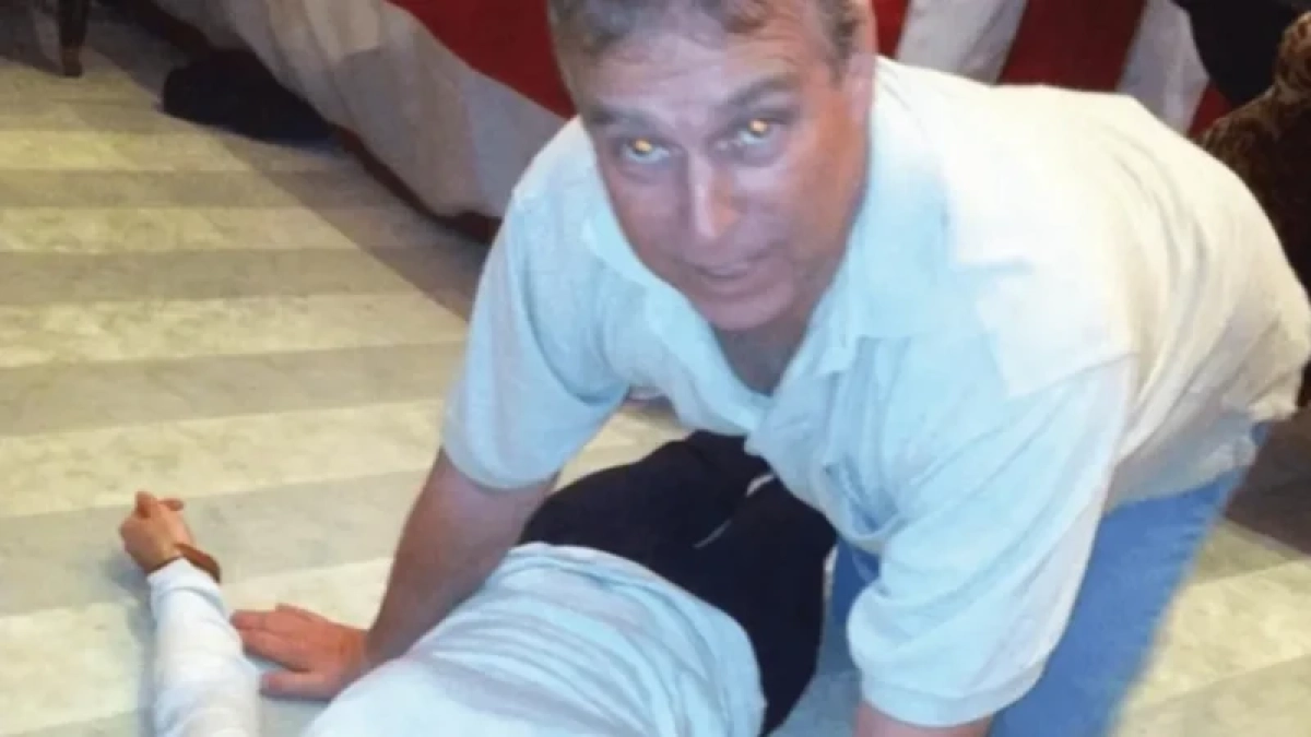 Фото из числа опубликованных накануне Минюстом США в рамках закона о прозрачности файлов Эпштейна