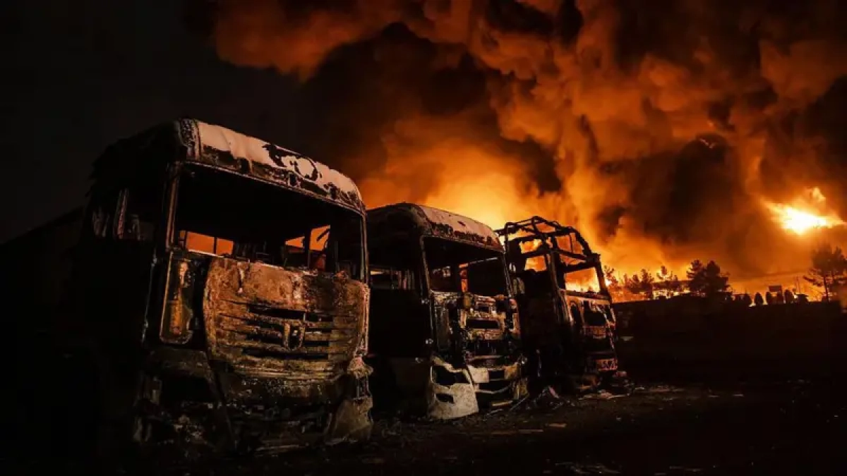 Нефтяные объекты в Тегеране в выходные попали под авиаудары. Фото: Getty Images