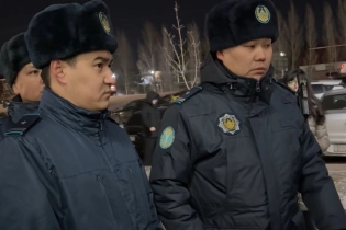 К жилому комплексу в Астане, где сорвался лифт и погиб рабочий, стянули полицию