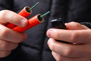 В Семее подростки закидывали бомбочки в окна и подъезды