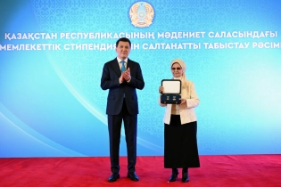 Родственники Бауыржана Момышулы получили Золотую звезду и орден «Отан»