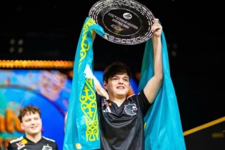 Киберспортсмен покорил сердца зрителей красивой клавиатурой с флагом Казахстана