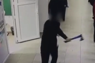 Суд разрешил подростку из Кульсары, угрожавшему топором, вернуться в школу