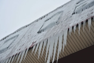 Сосульки-убийцы в Казахстане: кто ответит за падение льда