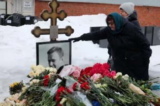 Два года назад погиб Алексей Навальный: люди в России несут цветы на его могилу