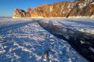 Трагедия на Байкале: автомобиль с туристами провалился под лед