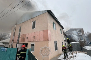 В Астане тушили пожар в двухэтажном здании в районе Байконыр