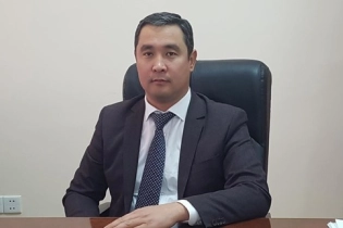 Новый министр в Кыргызстане раздал поручения, не вынимая рук из карманов