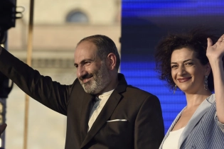 Премьер-министр Армении Никол Пашинян расстался с женой и попросил у нее прощения