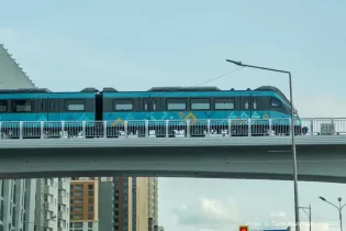 В Астане сосулька с LRT разбила лобовое стекло машины — видео