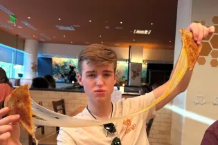 Актер из «Детства Шелдона» спел песню казахстанской певицы