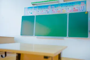 Учредителя «псевдошколы» осудили на 6 лет за мошенничество в Атырау