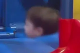 Голова малыша застряла в горке в кафе Астаны