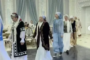 Девушек из Мангистау раскритиковали за ролик с «Салем салу»