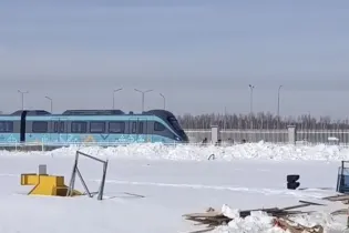 «Бурлаки в Астане тянут ЛРТ»: видео с рабочими удивило казахстанцев