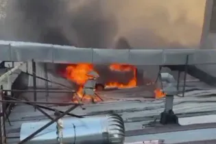 Кровля кафе загорелась рядом с пятиэтажкой в Таразе