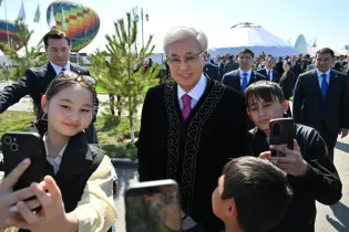 Токаев принял участие в народных гуляньях по случаю Наурыза