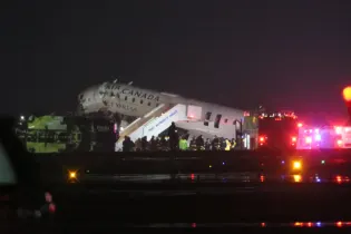 В аэропорту Нью-Йорка самолет с пассажирами врезался в пожарную машину