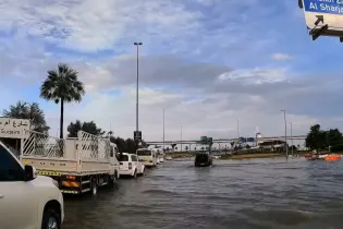 Дубай ушел под воду после ночного ливня