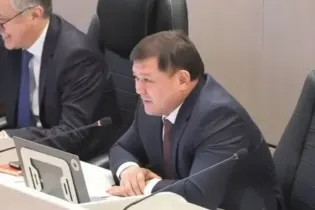 Кыргызские депутаты рассмеялись из-за слова «рахмет» вместо «рахмат»