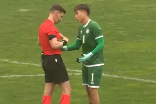 Калмурза был удален на 30-й минуте ключевого матча Казахстана