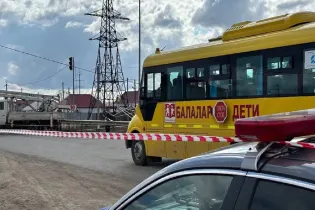 Школьный автобус в ЗКО попал в ДТП: есть пострадавшие дети