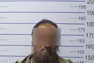 В Бишкеке мужчина раздавал детям конфеты с иглами внутри