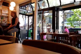 Можно ли приходить в кафе со своей водой: в Казахстане разгорелся спор