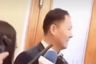 Депутаты в Монголии устроили драку: один ударил другого при журналистах