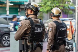 Водитель силой затолкал туристку в микроавтобус в Таиланде и изнасиловал