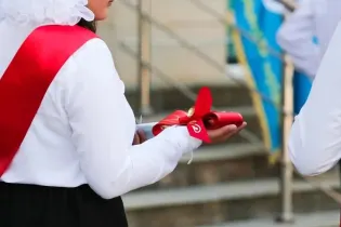 В Алматы пожаловались на сборы до 200 тысяч тенге на выпускной