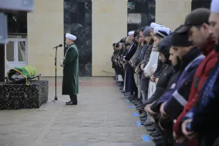 ДУМК не объяснил, почему осужденного за педофилию родственника акима похоронили с почестями