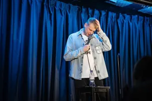 Лишенный гражданства России комик рассказал о проблемах с концертами в европейской стране