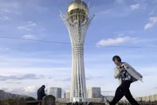 Россиянин станцевал у Байтерека после получения повестки в военкомат