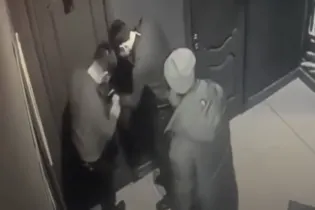 Поймали в туалете: видео с избиением уединившихся парней шокировало Казнет