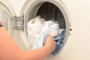 Шокирующий инцидент с гибелью котенка в стиральной машине обсуждают в Казнете