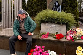 Леонид Агутин посетил могилу Батырхана Шукенова и растрогал казахстанцев