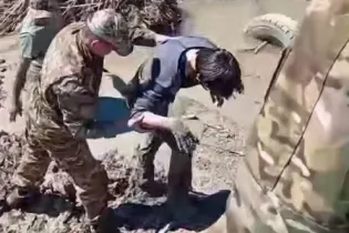 Двоих подростков спасали из болота в Караганде