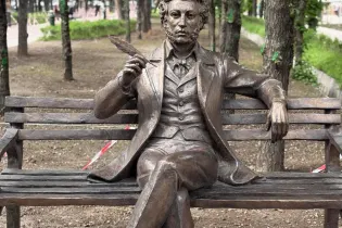 «Зачем он нужен?»: новый памятник Пушкину в Алматы спровоцировал жаркие споры в сети