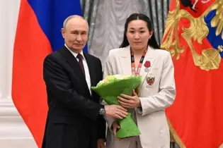 Путин наградил казахскую боксершу из Омска орденом «За заслуги перед Отечеством»